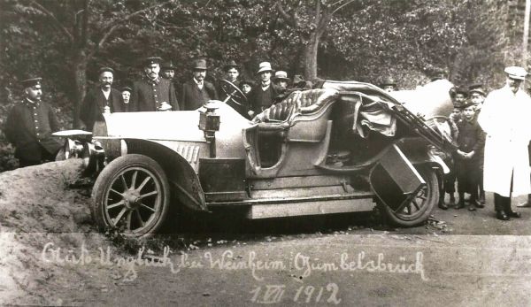 Foto des Autounfalls von 1912.