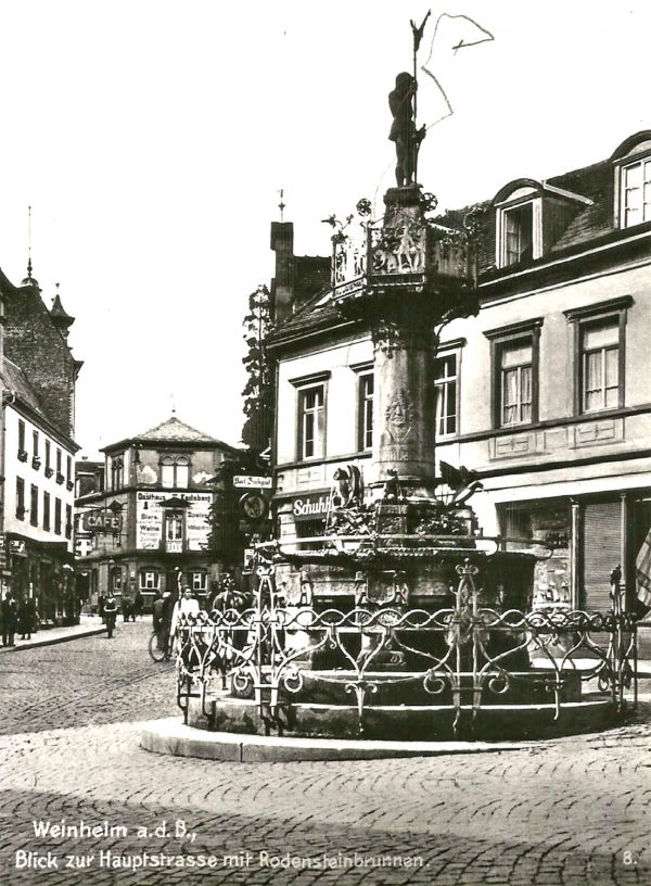 Das Herz der Stadt schlägt bis heute im Einmündungsbereich der Bahnhofstraße in die Hauptstraße. Den Platz schmückte von 1903 bis 1933 der Rodensteinerbrunnen