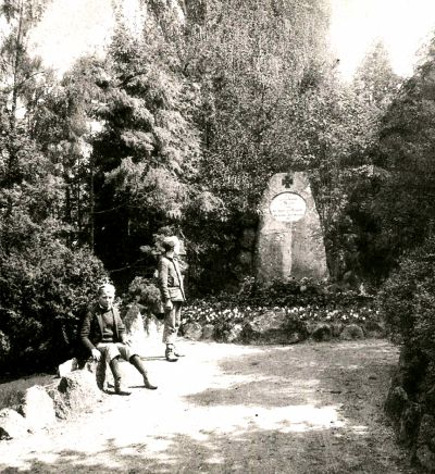 Das ursprüngliche Werder-Denkmal von 1872