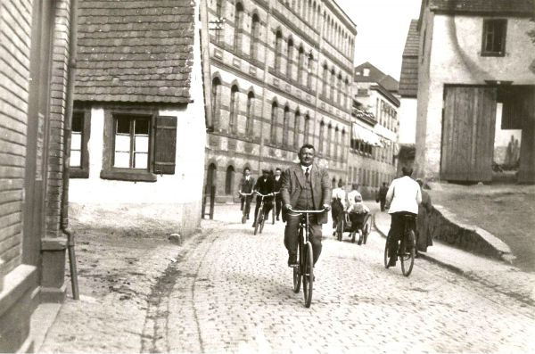 Peter Trautmann, Personalchef bei Freudenberg, mit dem Fahrrad zum Büro in der Neuen Gerberei.