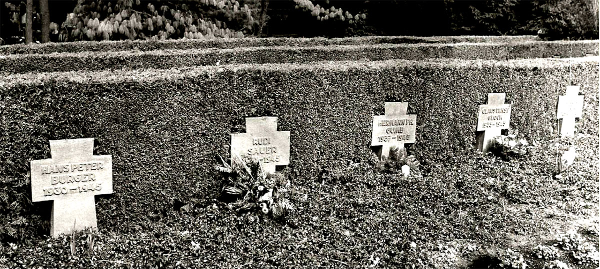 Die Gräber der auf dem Jahnplatz getöteten vier Buben 