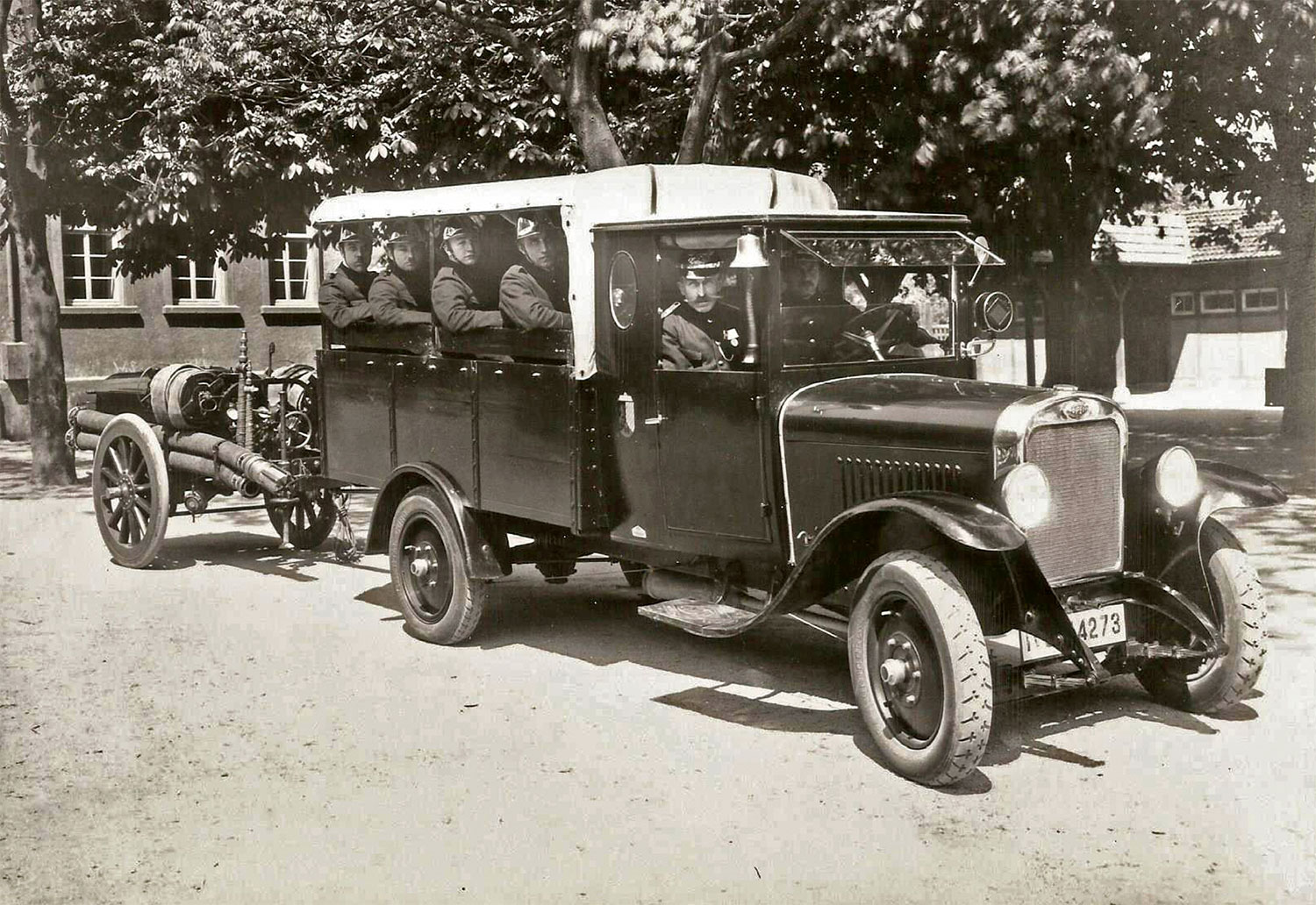 Feuerwehrauto mit Besatzung (1925).