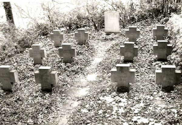 Grabstein e aus den Gräbern der toten Soldaten.