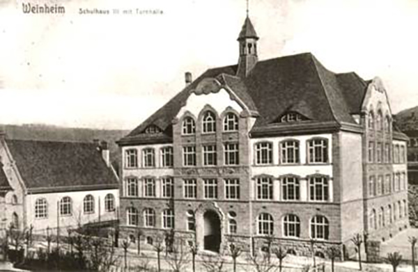 Der heutigen Pestalozzischule. Hier wurde 1926 Weinheims erste Jugendherberge eröffnet – nur für Mädchen.